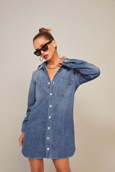 Denim Shirt Dress Outfit Women, Denim Shirt Dress Outfit, Gray Shirt Outfit, Clothes Capsule, Outfits Primavera, Shirt Dress Outfit, Denim On Denim, Gray Shirt, Silky Dress