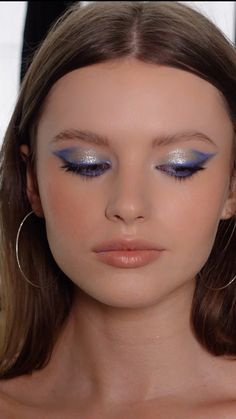 Makeup With Colorful Eyeliner, Metallic Blue Eyeliner, Styles Of Eyeliner, Colorful Makeup For Blue Eyes, Blue Eyeshadow Makeup For Brown Eyes, Subtle Blue Makeup Looks, Silver Blue Eyeshadow, Blue Eyeshadow Makeup Tutorial, Blue Makeup For Prom