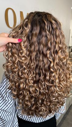 Baby Caramel Highlights, Curly Brown Hair Highlights, Light Caramel Highlights On Brown Hair, Curly Hair With Lowlights, Honey Highlights Curly Hair, Caramel Beige Balayage, Curly Hair With Caramel Highlights, Warm Caramel Hair, Curly Hair Color Ideas