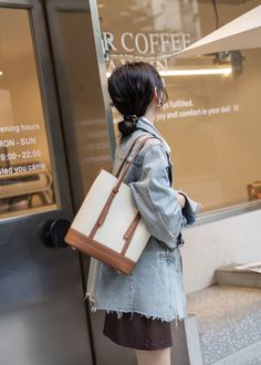 Ce sac fourre-tout en cuir élégant et doux est parfait pour la femme moderne et à la mode en déplacement. Fabriqué à partir de cuir souple de haute qualité, ce sac fourre-tout à la fois spacieux et léger offre suffisamment d'espace pour tous vos essentiels quotidiens et bien plus encore. ce fourre-tout en cuir comprend une petite pochette zippée assortie pour transporter de petits objets essentiels. ce sac à main fourre-tout en cuir est idéal pour le travail, les voyages ou un usage quotidien. Beige Leather Bag With Leather Strap, Cream Leather Bag For Fall, Cream Leather Shoulder Bag For Work, Trendy Leather Bags With Leather Strap, Leather Tote Bag Designer, Fabric Clutch, Bucket Tote Bag, Bucket Tote, Mini Pouch