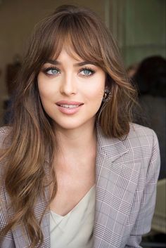 Dakota Jhonson, Dakota Johnson Hair, Rambut Brunette, Dakota Style, Kadeřnické Trendy, Beach Wave Hair, Fringe Hairstyles, Long Hair With Bangs, Haircut And Color