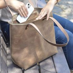 Compact Umbrella, Large Leather Tote Bag, Leather Industry, Large Leather Tote, Handbags Affordable, Everyday Tote, Zipper Tote Bag, Zippered Tote, Soft Natural