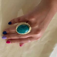 Vintage Chico’s Large Oval Shaped Green Turquoise Dyed Stone Cabochon Stretch Ring. Hammered Finish Gold Tone Stretchy Band, One Size Fits All And Very Comfortable. Fabulous Accessory To Compliment Any Outfit. Ring Is In Excellent Condition, New Without Tags. *Remember To Bundle And Save On Shipping! Bohemian Green Rings For Summer, Chunky Pearls, Chicos Jewelry, Stretch Ring, Blue Stone Ring, Gold Gemstone Ring, Cabochons Stones, Blue Gems, Art Deco Ring