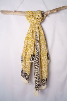 Découvrez ce magnifique foulard en coton léger, imprimé grâce à la méthode traditionnelle de l'impression au bloc de bois. Utilisée depuis l'antiquité en Asie de l'Est, cette méthode artisanale permet de créer des motifs, images et textes d'une grande finesse sur textile. Polyvalent et élégant, ce foulard peut également se transformer en paréo ou sarong pour la plage ou la piscine, ou être porté comme écharpe ou châle. Ses dimensions généreuses d'environ 1,90m x 1,20m offrent de nombreuses possi Bohemian Printed Patterned Scarves, Traditional Hand Printed Cotton Scarves, Bohemian Cotton Patterned Sarong, Bohemian Patterned Cotton Sarong, Yellow Printed Cotton Dupatta, Patterned Cotton Dupatta With Printed Border, Patterned Cotton Bohemian Scarves, Bohemian Cotton Scarf With Pattern, Bohemian Shawl Scarf With Printed Border