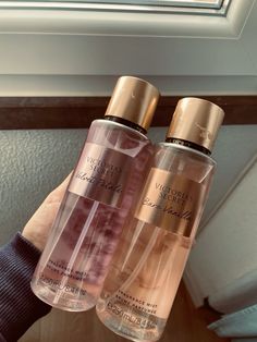 Brume Victoria Secret, Perfume Victoria Secret, Victoria Secret Perfume, Perfume Scents, Perfume Lover, Body Care Routine, Body Skin Care Routine, Perfume Collection, Perfume Spray