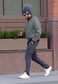 Jake Gyllenhaal Street Style, David Beckham Street Style, Jake Gyllenhaal Outfits, Jake Gyllenhaal Style, Normcore Outfits, David Beckham Style, Simple Yoga, Street Fashion Men Streetwear