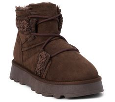 Step into ultimate comfort with the Beach by Matisse faux fur platform boot. Featuring a cozy faux fur lining and insole, these pull-on ankle boots are perfect for chilly fall and winter days. The embroidered detailing adds a touch of style, making them a must-have for your seasonal wardrobe. From Beach by Matisse. Comfortable Boots For Women Fall Winter, Fall Must Haves Outfits, Winter Boots 2024, Winter Shoes 2024, Fall Shoes 2024, Cute Fall Shoes, Brown Boots Ankle, Bershka Boots, Cute Winter Boots