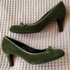 New In Box, Never Worn. Classic, Ladylike Marc Jacobs Heels. Leather Covered With Olive Green Velvet. Metallic Gold Trim. Made In Italy. Size 7 1/2 M. I Never Wore These, But They Do Have Some Rubbed Areas On The Velvet From Storage, As You Can See In The Pics. Still Beautiful. Vintage Green Heels For Formal Occasion, Classic Green Heels For Formal Occasions, Formal Heels With Suede Lining And Round Toe, Formal Court Shoes With Suede Lining And Round Toe, Green Leather Court Shoes For Formal Occasions, Marc Jacobs Heels, Olive Green Velvet, Marc Jacobs Shoes, The Velvet