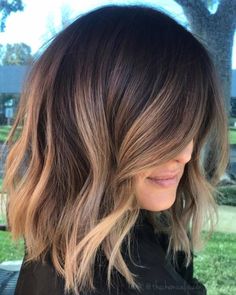 Dark Brown Lob With Caramel Highlights Light Brown Balayage, Short Ombre Hair, Curls Hairstyles, Balayage Blonde, Vlasové Trendy, Caramel Hair, Brown Hair Balayage, Brown Balayage, Short Hair Balayage