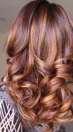 Red Hair With Caramel Highlights Auburn, Auburn Hair With Blonde Highlights Short, Dark Copper With Blonde Highlights, Dark Auburn Hair With Blonde Highlights, Cinnamon Hair Colors, Hairstyles Elegant, Cinnamon Hair, Chestnut Hair