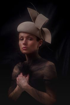 Dark Beige Felt Kentucky Derby Fascinator Hat Elegant Bow - Etsy Ukraine Fitted Hat With Curved Brim For Fashion Events, Elegant Hats For Fashion Events, Elegant Hat For Fashion Events, Elegant Fitted Hats For Fashion Events, Chic Fitted Top Hat With Structured Crown, Elegant Beige Felt Hat With Curved Brim, Elegant Fitted Fascinator With Flat Brim, Chic Fitted Hats For Fashion Events, Fitted Mini Hats For Fashion Events