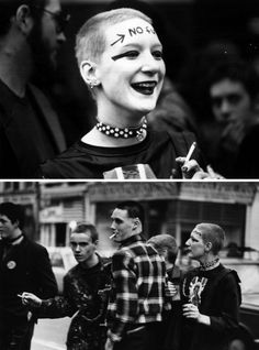 Punks at the queue of a gig at the Rainbow Theatre, London 1977 Punk Clothes, Pop Art Vintage, Johnny Thunders, Punk Movement, God Save The Queen