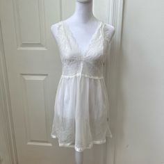 White Lingerie Set From Avid Love. Bnwt. Size Medium. Feminine Delicate Lace Sleepwear For Beach, White Sleeveless Sleepwear With Delicate Lace, Lace Trim Sleep Camisole, White Lace Camisole For Loungewear, White Sheer Sleepwear For Loungewear, White Sheer Loungewear, White Delicate Lace Sleepwear, White V-neck Nightgown With Delicate Lace, White Sleeveless Slip For Wedding Night