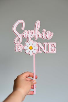 a person holding up a pink sign that says sophie and donee on it