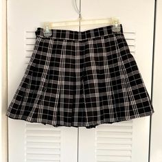 Pleated Skirt With Built In Shorts. Side Zipper And Button Closure. Chic Skirted Bottoms For School, Chic Skirted School Bottoms, Preppy High Waist Lined Skirt, Preppy Pleated Skirt For Day Out, Preppy Mini Length Black Bottoms, Preppy Black Mini Length Bottoms, Preppy Black Mini-length Bottoms, Preppy Black Mini Skirt, Preppy Black Lined Skirt