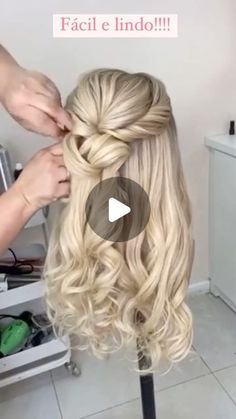 7,158 likes, 109 comments - penteadoslucena on May 17, 2022: "Semi preso fácil,rápido e lindo. Me conta o que você achou". Tutorial Wedding Hairstyles, Easy Side Updos For Long Hair, Long Hippie Hair, Updos Tutorials, Diy Bridesmaid Hair, Partial Updo, Side Updo, Hair Updos Tutorials, Work Hair