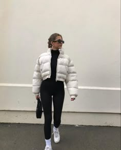 White Puffer Jacket Outfit, Puffy Jacket Outfit, Winter Wonderland-party, Puffer Outfit, Japan Outfits, White Puffer Jacket, Puffer Jacket Outfit, Uni Fits, Look Legging