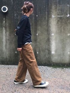 Minimalist Moda, Men's Denim Style, Look Formal, Charlotte Gainsbourg, Quirky Fashion, Neue Outfits, Jane Birkin, Stil Inspiration, Brown Pants