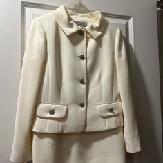 Ladies Size 6 Tailored Classic White Skirt Suit, Classic White Skirt Suit For Wedding, Elegant White Long Sleeve Skirt Suit, Cream Long Sleeve Skirt Suit For Formal Occasions, Tailored White Skirt Suit For Wedding, Elegant Cream Skirt Suit For Formal Occasions, White Tailored Skirt Suit For Formal Occasions, Tahari Dress, Size 6 Dress