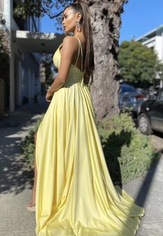 Silueta: una línea
Cintura: Natural
Longitud de la manga: sin mangas
Tela: satén
Color mostrado: amarillo
Sujetador integrado: sí Prom Dress With Side Slits And Split Shape, Split Dresses With Side Slits For Prom Season, Prom Season Dress With Side Slits And Split Shape, Split Dress With Side Slits For Prom, V-neck Maxi Dress With Side Slits For Prom, Prom Dresses With Split Design And Backless Shape, Backless Prom Dress With Split Design, V-neck Evening Dress With Split Design, Summer V-neck Dress With Sweep Train