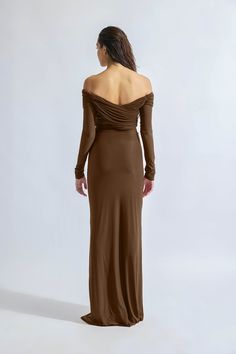 This gown with its unique ring detail on the hips and elegant draping is designed to make a memorable impression, combining modern style with timeless elegance. Whether worn to a formal event or an evening party, this gown ensures that the wearer will stand out with grace and sophistication. Dress To Jumpsuit, Brown Maxi Dresses, Knitwear Outfit, Happy Clothes, Off Shoulder Gown, Party Fits, Color Crush, Dresses By Length, Draped Dress