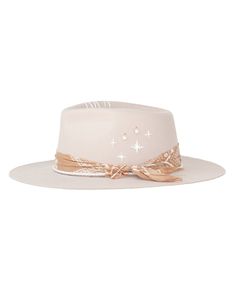 This is our new passion, creating exclusive hats! Our one-of-a-kind hats are Gorgeous and it will upgrade any look! 》D E T A I L S《 ✦ M A T E R I A L : Australian Wool - the hat is hand embroidery. It's has a beautiful white genuine leather cord and charms in rose gold plated with cubic zirconia. ✦ S I Z E : Large The hat has an adjustable band inside. 》✦ S A V E * B U Y * M O R E ✦《 Use the code MARESIA2 and get 10% OFF when you buy 2 items. Use the code MARESIA3 and get 15% OFF when you buy 3 Boho Fedora Hat, Elegant Flat Brim Hat For Festivals, Elegant Hat Bands With Flat Brim For Rodeo, White Bohemian Boater Hat With Flat Brim, Adjustable Beige Costume Hat With Short Brim, Elegant Fedora Hat For Festival, Western Wide Brim Wedding Hat, Fitted Brimmed Bohemian Panama Hat, Elegant Flat Brim Hat Band For Country Events