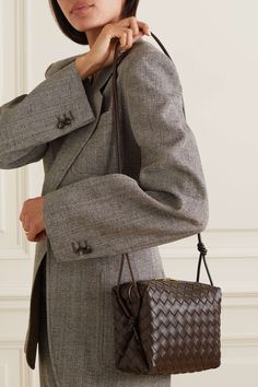 Bottega Loop Bag Outfit, Bottega Cross Body Bag, Bottega Veneta Loop Bag, Bottega Bag Outfit, Bottega Bag, Office Chic, Bottega Veneta Bags, Bottega Veneta Shoulder Bag, Style Minimaliste