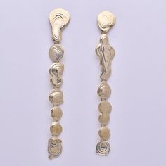 Lange Tropfohrringe aus Messing mit Stiften und Verstärkungen aus Sterlingsilber. Wie eine Kette aus goldenen Wassertropfen. 
Handgefertigt in unserem Studio in Los Angeles.
Details:
-Linker Ohrring ist 5 1/8" hoch.
-Rechter Ohrring ist 4 7/8" hoch.
-Tropfen baumeln an Messingösen für Bewegung.
-Messing mit Sterlingsilberpfosten und Butterfly-Rückseiten. Modern Gold Long Drop Earrings, Gold Drop Linear Earrings For Party, Long Drop Brass Chandelier Earrings, Gold Metal Drop Linear Earrings, Metal Long Drop Linear Earrings, Gold Drop Linear Earrings For Pierced Ears, Gold-tone Long Drop Linear Earrings, Gold Linear Drop Earrings, Modern Gold Drop Chandelier Earrings