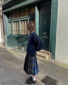 Long Kilt Outfit Women, Winter 23 Fashion Trends, 2002 Style, Plaid Skirt Outfits, Princesa Diana, Mode Inspo, Plaid Skirt, Foto Inspiration