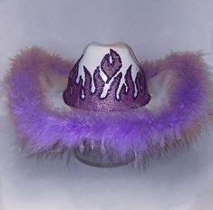 Surrounded in two-tone sparkling glitter flames and LED lights, this hat is sure to stand out in any setting! Choose between multiple gorgeous shades of purple for the ultimate hat! Check out my other flame hat listing for other colors! Size: Fits most Adults (even my particularly large skull) Reach out if you're worried about sizing! Includes a stampede string to help make the hat a little more snug! * PICTURED: Flame Color: Light Purple, Feather boa + Crystal 1 trim* Swipe to end to see all op Cowboy Hat Glitter, Homecoming Cowboy Hats, Purple Cowgirl Outfits, Cowgirl Hat Ideas, Bedazzled Cowgirl Hat, Cowboy Hat Decorating, Decorating Cowboy Hats, Cowgirl Hat Diy, Diy Cowgirl Hat Ideas