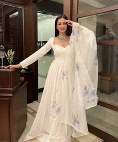 Aesthetic Clothes Indian, White Indian Bridesmaid Dresses, Kurti Aesthetic Outfit, Indian Aesthetic Wedding Outfits, Punjabi Wedding Anarkali Suit, Trendy Anarkali Suits, Simple Indian Outfits For Wedding, Dungree Styles Aesthetic, Trendy Outfits Traditional