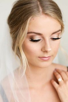 5 SchminktippsEin makelloses Make-up bei HitzeDer Frühling bringt mit sich warmes Wetterstrahlende Sonnesteigende Temperaturenblühende Pflanzen und tschilpende VögelEine wunderschöne... Simple Bridal Makeup, Romantic Wedding Makeup, Amazing Wedding Makeup, Beautiful Wedding Makeup, Wedding Makeup Bride, Best Wedding Makeup