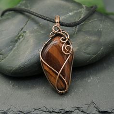 Copper Wire Wrapped Tiger's Eye Pendant - Folksy Wrapped Stones, Wire Wrapped Stone Jewelry, Wire Wrap Jewelry Designs, Wire Wrapped Jewelry Diy, Wire Wrapped Jewelry Tutorials, Bijoux Fil Aluminium, Simple Cross, Wire Jewelry Designs, Rock Jewelry