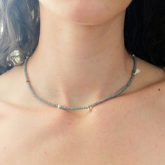 Kurze Halskette | Choker mit kleinen Edelsteinen, Süßwasserperlen und Quasten Pearl Gemstone, Jasper Beads, Short Necklace, Grey And Gold, Earring Necklace, Ring Necklace, Anklets, Freshwater Pearls, Necklace Lengths