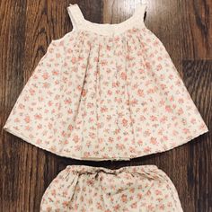 Ralph Lauren Baby Girl’s 2-Piece Floral Top And Bloomers. Excellent Condition. Never Worn!! Professionally Dry-Cleaned. Smoke-Free And Pet-Free Home. Adorable!! Cute Sleeveless Sets, Cute Sleeveless Matching Set, Cotton Playtime Sets With Floral Print, Cotton Floral Print Playtime Sets, Cute Floral Print Playwear Sets, Cute Summer Tops By Ralph Lauren, Cute Ralph Lauren Summer Tops, Ralph Lauren Baby Girl