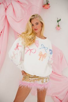 Get cozy and stylish in our BOW PRINT PULLOVER! Embrace the oversized fit and stay trendy with colorful bow prints. This pullover is the perfect addition to your wardrobe. Just remember to hand wash for long-lasting wear. (Don't worry, we won't judge if you wear this every day.) This is a made-to-order item. All customized orders are currently shipping within 14 business days. To receive item quicker, expedited shipping is available at checkout. **For reference, the model is 5'8 and wearing a si Trendy Outfits Christmas, Bow Clothes, Bow Outfit, Bow Print, Cute Preppy Outfits, Modieuze Outfits, Cold Weather Outfits, Stylish Clothes For Women, Cute Summer Outfits