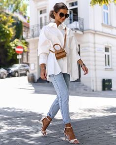 White Tops Outfit, Drinks Outfits, Oversized Shirt Outfit, Trendy Outfits Inspiration, Summery Outfits, Oversized White Shirt, White Shirt Outfits, Casual Chic Summer, Stylist Outfit