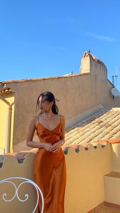 Fancy Dress Poses, Midsummer Outfit, Orange Outfit, Silk Slip Dress, Elegantes Outfit, Mode Inspo, Silk Slip, Positano, Orange Dress