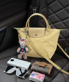 Longchamp Bag Outfit, Long Champ Bag, Tas Hermes, Girly Y2k, Long Champ, My Style Bags, Inside My Bag, Longchamp Bag, Purse Essentials