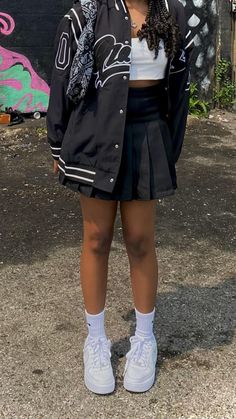 Skirt Back To School Outfits, Sneakers Black Women Outfit, Baddie Skirt Outfits For School, Trendy Outfits Back To School, Black 80s Outfits, Cute Black Fits, Badie Asthetic Outfits, Outfits For Skirts, Outfit Ideas For School Skirt