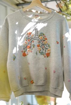 Flower Lungs, Diy Embroidery Shirt, Clothes Embroidery, Clothes Embroidery Diy, Embroidery Tshirt, Handmade Embroidery Designs, Pola Sulam, Embroidery On Clothes, Cute Embroidery