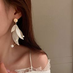 ✦Elevate your casual wear with the timeless elegance of our drop earrings, featuring a delicate flower petal design. Crafted with meticulous attention to detail, these earrings capture the essence of sophistication and grace. The drop silhouette adds a touch of movement, enhancing the overall allure of these elegant earrings. Versatile enough for everyday wear, they effortlessly complement your casual attire with a touch of floral charm. Embrace the understated beauty of our flower petal drop ea