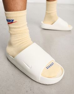 Skor, stövlar och sneakers från Nike För dagar vid poolen Snabbtorkande finish Loafer-stil Bred rem Öppen tå Formande skum ger stöd åt din fot Texturerad sula för extra grepp Glidresistent sula Poolside Vibes, Mule Slides, Nike Slides, Trainer Heels, Leggings Sale, Slide In, Active Wear Leggings, Swimwear Sale, Lingerie Romper