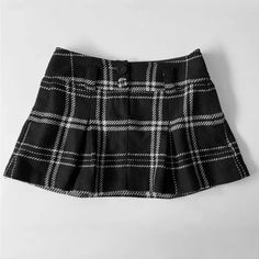 American Eagle Y2k Low Rise Plaid Pleated Mini Skirt. Black And Cream. Buttons And Pockets On Front. Belt Loops. Beautiful Blue Lining With White Lace Accents. Size 18 All Items Not Marked As New, Nwt Or Nwot Are In Gently Used Condition And May Have Flaws. Please Ask Any Additional Questions Or For Additional Photos Prior To Purchasing. Please Check Fit Based On Measurements Provided Below. Please Ask For More Measurements If Needed. Waist (Flat Lay): 19.5” Length: 15” From Dog Friendly Home Op Retro High Waisted Black Mini Skirt, Retro High Waist Black Mini Skirt, Retro High-waisted Black Mini Skirt, Black Y2k Pleated Mini Skirt, Y2k Style Black Pleated Mini Skirt, Black Y2k Style Pleated Mini Skirt, Black Y2k Skirt For Fall, Y2k Black Skirt For Fall, Black Pleated Skort Y2k Style