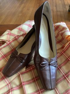 Vintage 70's -80's Brown Leather Pumps by Easy Spirit Square toe front with a seam and a dainty bow Short fan pump heel wrapped in leather Instep cushion with a rubber sole  Chocolate brown  Size 7 M Instep - 10" Heel height - 1 3/4" Ball of foot - 3 1/4"+ Some wear no damages Brown Vintage Shoes, Vintage Pumps Shoes, 1950s Shoes, 70s Shoes, 80s Shoes, Vintage Pumps, Brown Dress Shoes, Fernandina Beach, Low Heel Pumps