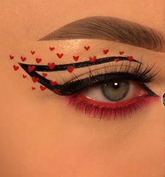 Valentine Eyeshadow, Red Heart Eye Makeup, Heart Themed Makeup, Amor Makeup, Valentines Eye Makeup Simple, Blood Eyeliner, Red Heart Makeup, Cute Valentines Makeup Ideas, Heart Eyeshadow