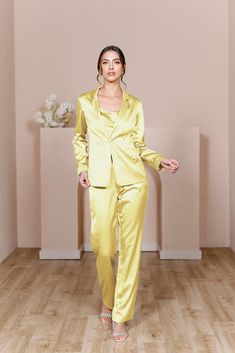 Model: Lindsey; Size: 4 Pants Silhouette, Jacket Silhouette, Transgender Outfits, Satin Bluse, Fitted Pants, Satin Jacket, Fitted Jacket, Satin Pants, Satin Jackets