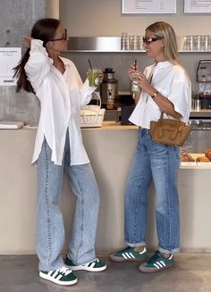 White Shirt Outfit And Jeans, June Fashion Outfits, Street Style Dinner Outfit, Vouri Outfit, Light Wash Cropped Jeans Outfit, Casual Outfit For Shopping, Relaxed Weekend Outfit, Casual Spring Outfits Women 2024, High Rise Tapered Jeans Outfit