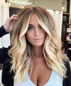 Summer-Ready Textured Blonde Waves Messy Wavy Hair, Textured Haircut, Honey Brown Hair, Oval Face Haircuts, Ombre Hair Blonde, Beautiful Haircuts, Oval Face Hairstyles