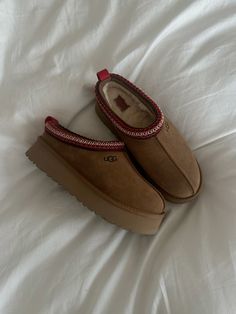 ugg, tasman slipper, it girl aesthetic, viral, fall season Womens Uggs Slippers, Ugg Talisman Slippers Outfit, Tasmanian Uggs, Ugg Slippers Aesthetic, Ugg Slippers Outfit Tasman, Uggs Tasman Slippers, Ugh Tasman, Tasman Ugg Slippers, Ugg Tasmans